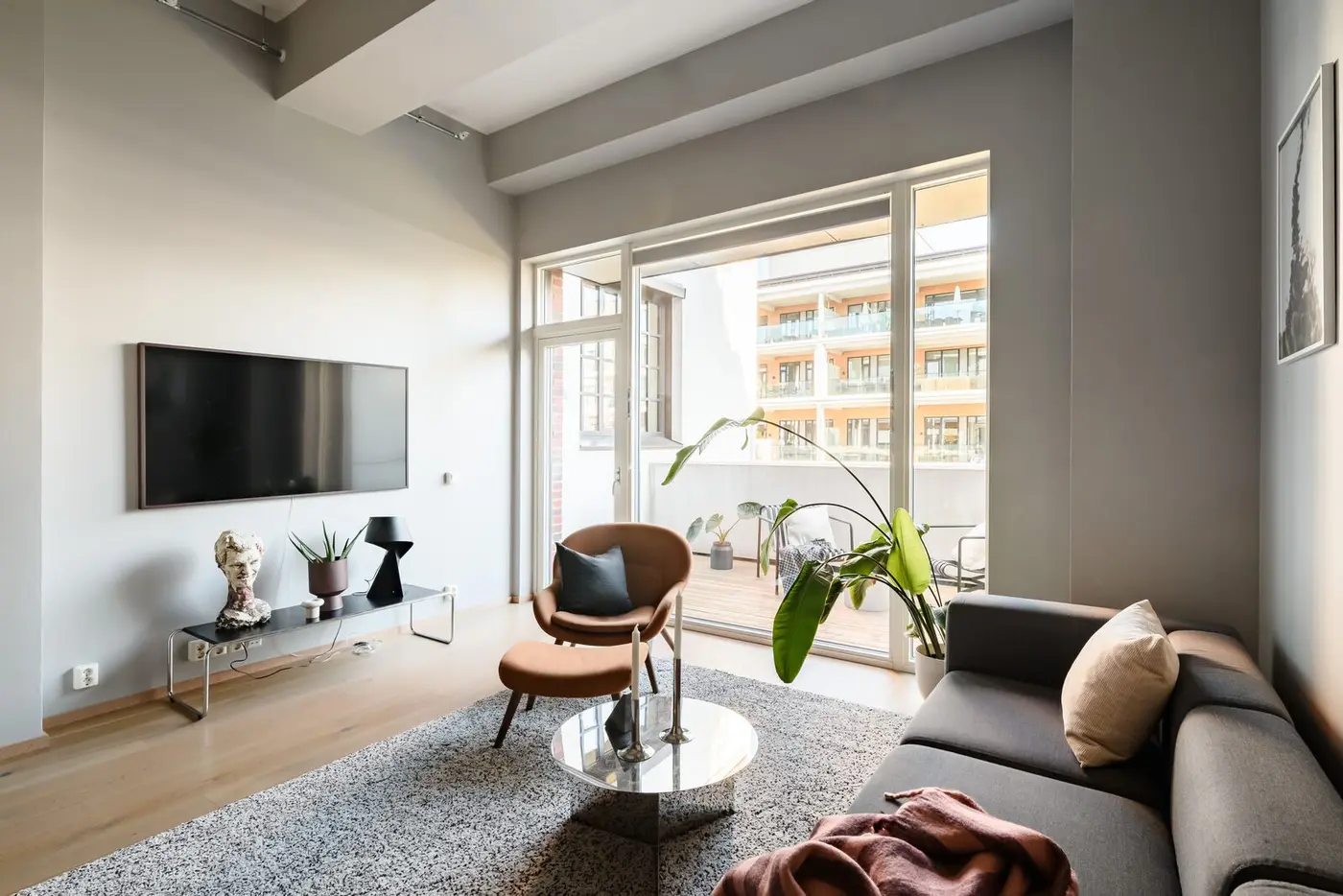 Rommet har god plass til sofagruppe og TV-seksjon.