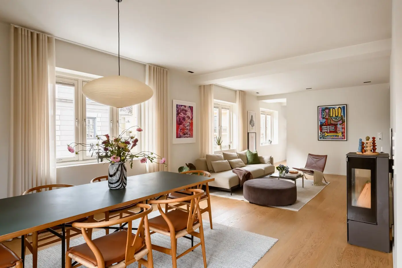 Stuen er romslig og lett å møblere, god plass til stor sofagruppe.