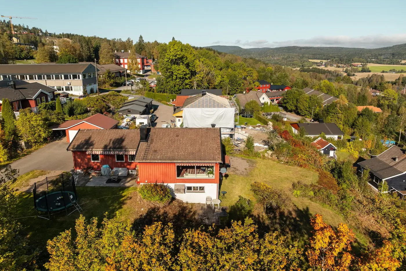 Den høye beliggenheten sikrer ikke bare gode solforhold, her er også utsikten upåklagelig.