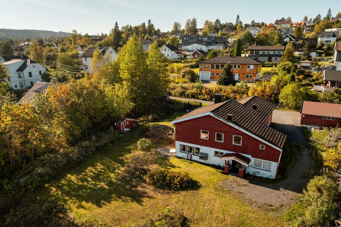 Utleiedelen i underetasjen har et pent, overbygd inngangsparti med gruslagt adkomst og repos i tre. Ved inngangspartiet har utleiedelen en østvendt uteplass på ca. 13 kvm med morgensol og naturskjønn utsikt. Utleiedelen inneholder en entré, et bad/wc, et kjøkken og en stue med alkove. I entreen er det plassbygde garderobeskap, samt plass til skohyller og knaggrekker.