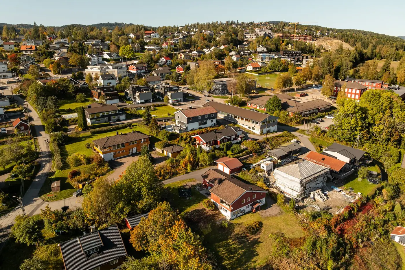 Det er parkering i en frittliggende dobbelgarasje, i en tilliggende carport og på en stor, asfaltert gårdsplass. Øvrig parkering etter områdets gjeldende bestemmelser.