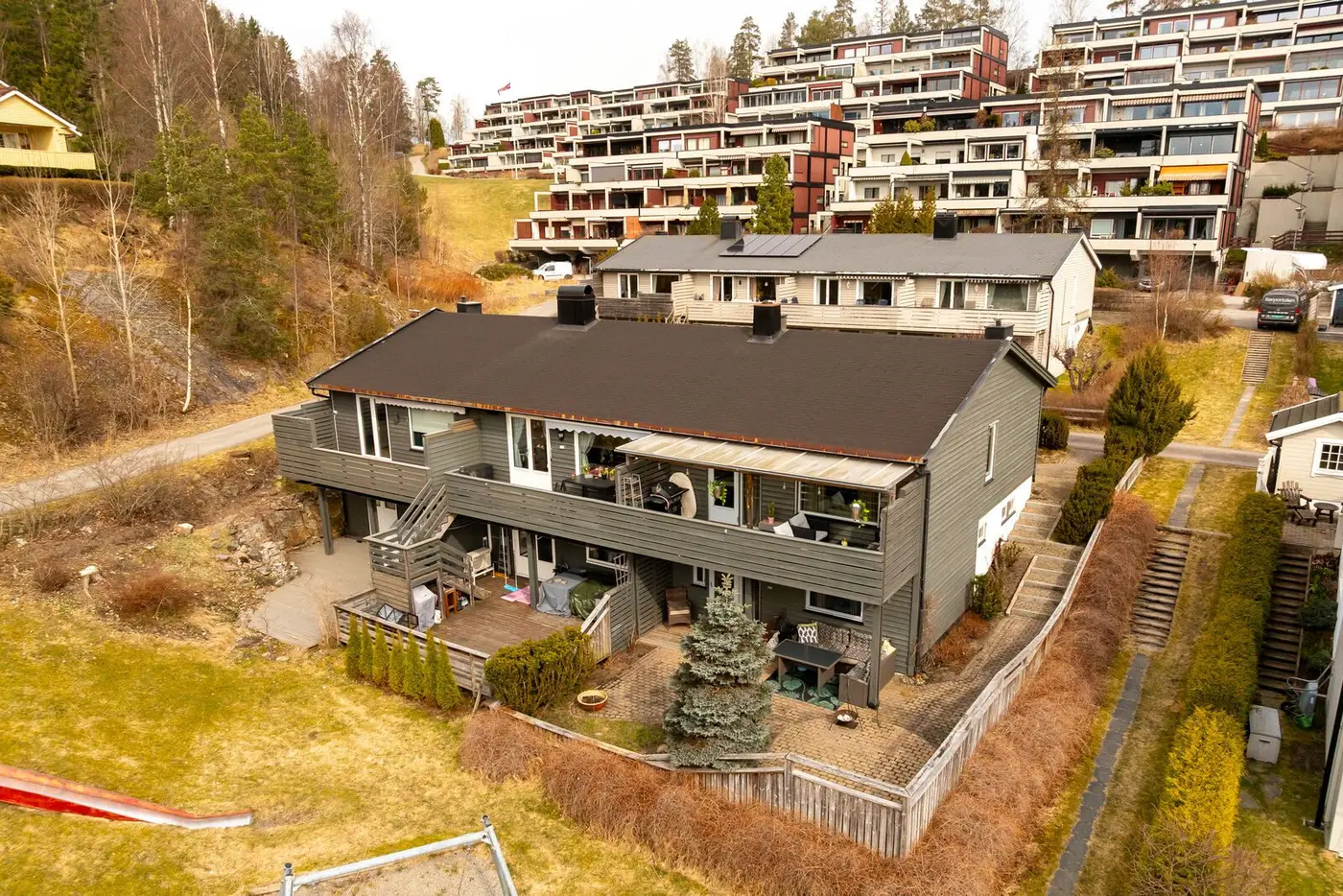 Gode solforhold kan nytes til det fulle på fine, sydvestvendte uteplasser.