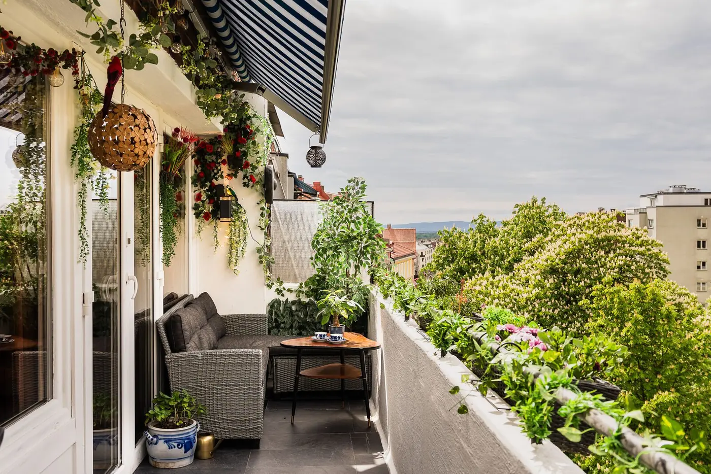 Den inntrukne balkongen på ca. 11 m² har god plass til en sittegruppe og utemøblement.