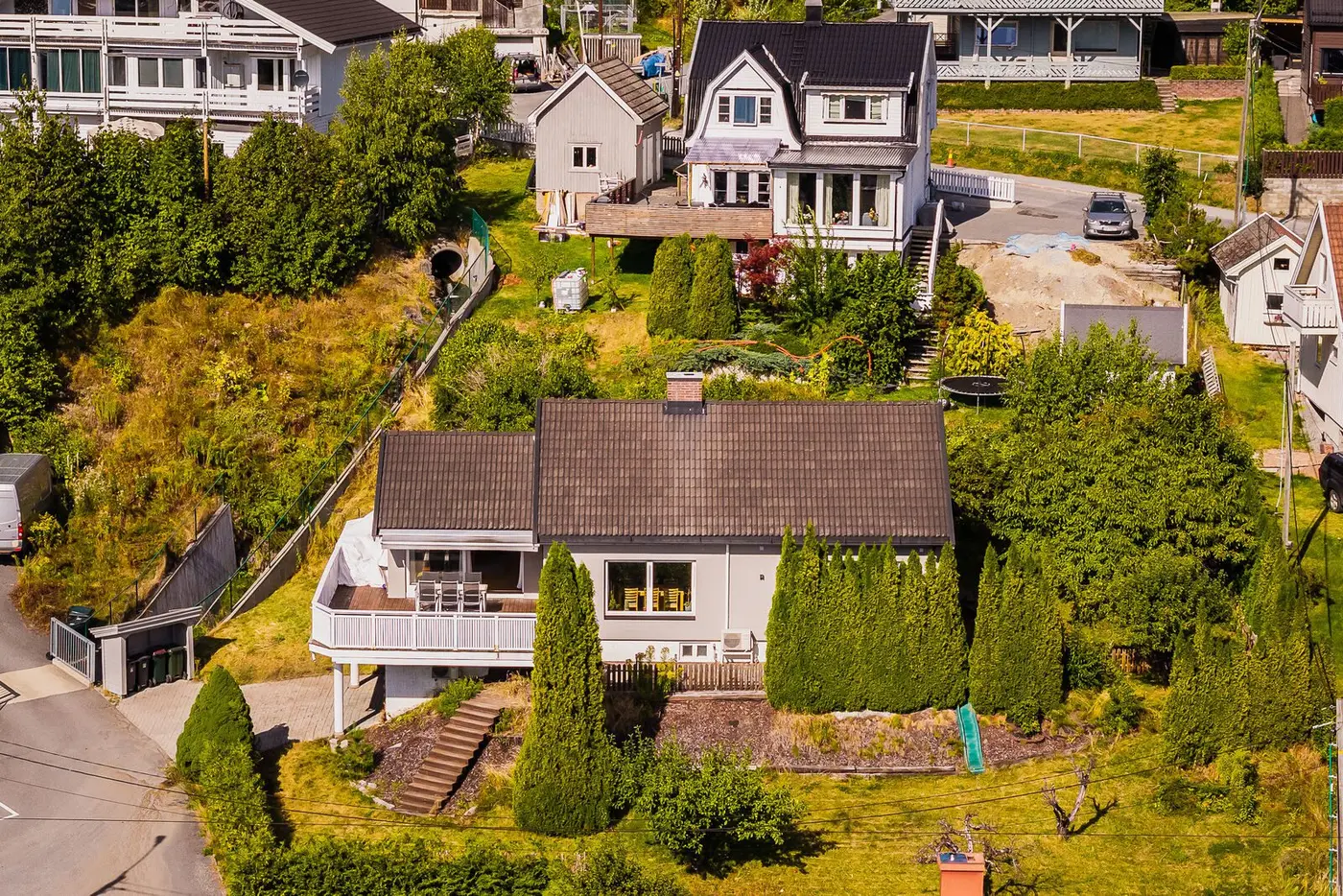 Enebolig med en høytliggende og fri beliggenhet i et etablert boligområde.