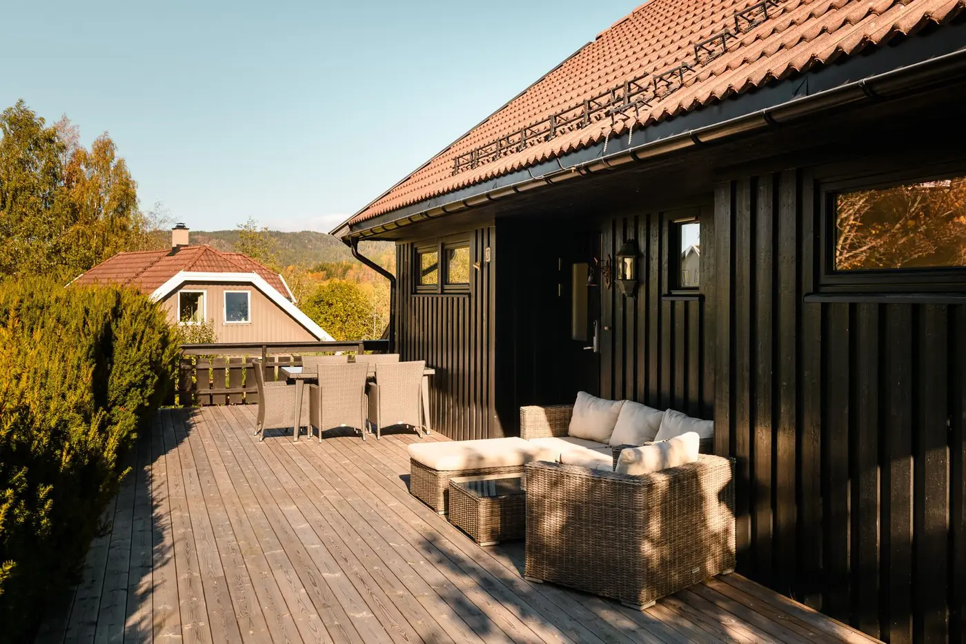 Hovedterrassen er oppført i trekonstruksjoner med god plass til flere sittegrupper.