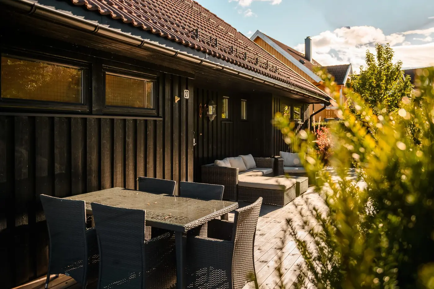 Uteplassen har direkte adkomst fra inngangspartiet og skjermes av hekk mot veien.